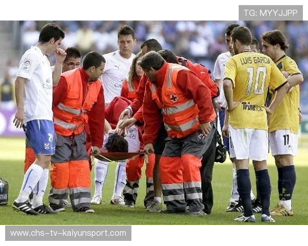 疯狂身体对抗后两人被同时抬出场