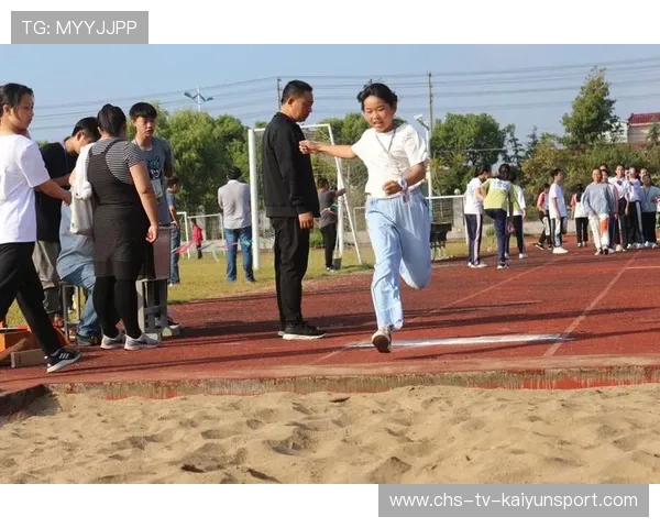 网球少年跳发球获全场掌声——追梦少年用汗水点亮青春