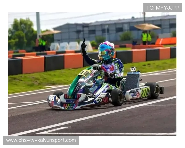 赛车卡丁车少年漂移入弯惊呆职业车手